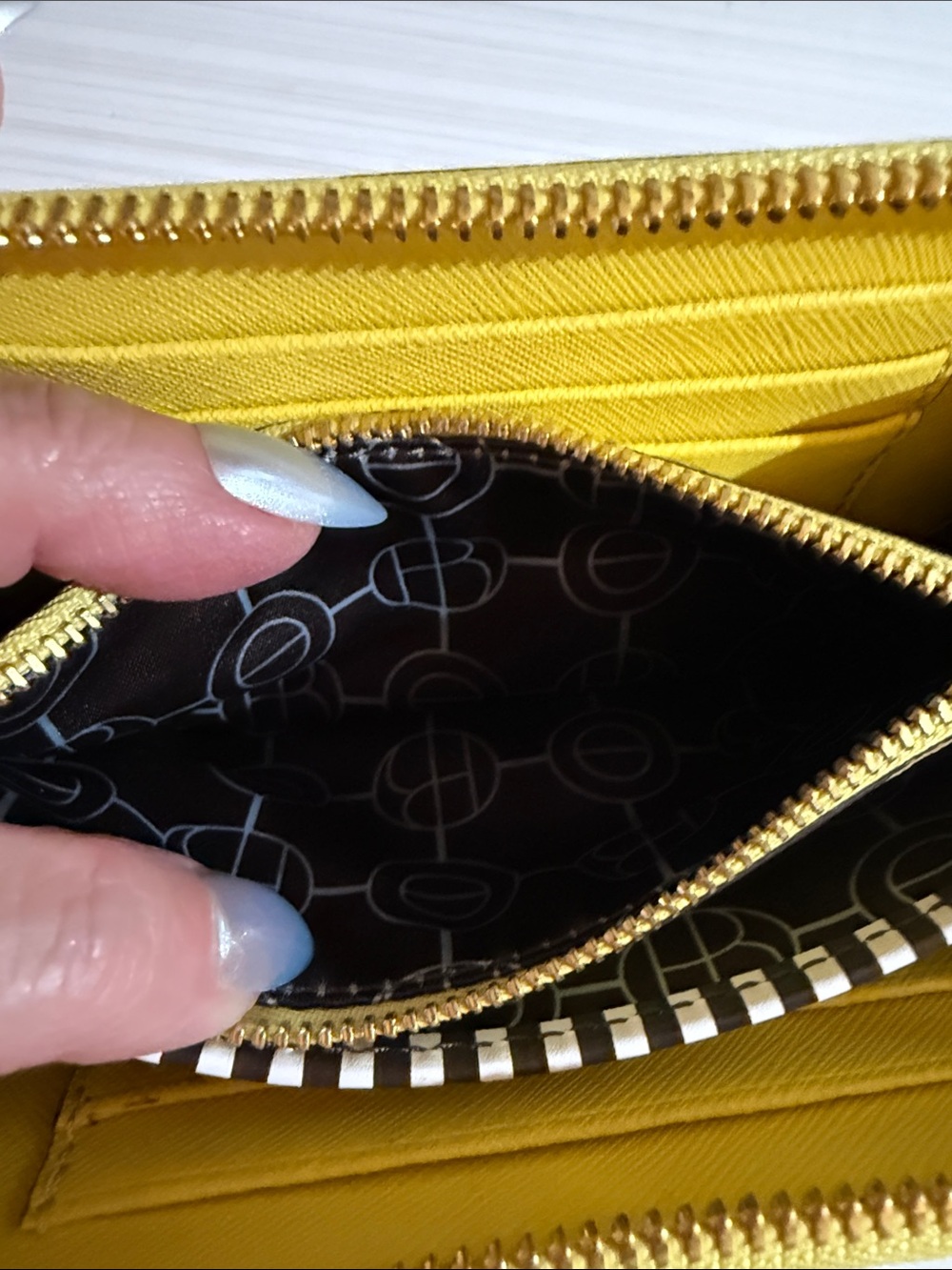 Henri Bendel West 57th wallet a zip-around closure and gold-tone hardware - Picture 9 of 10